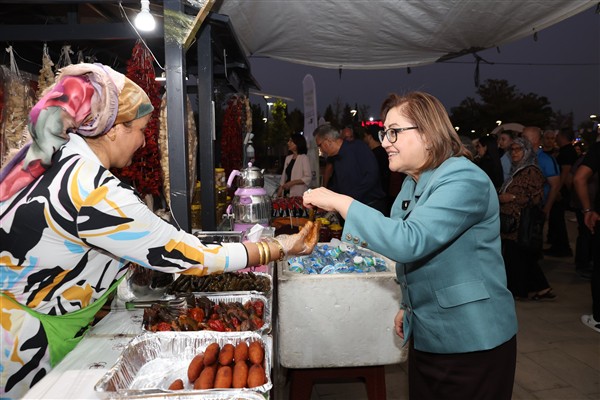 Başkan Şahin, Festival Park’ta vatandaşlarla buluştu