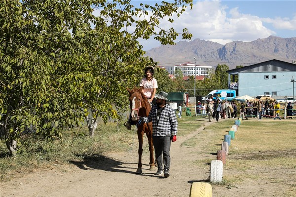 Van’da özel gereksinimli çocuklar ata bindi
