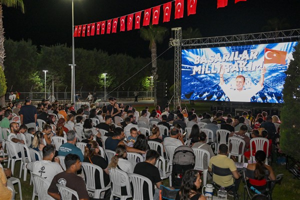 Mersinliler yarı final coşkusunu dev ekranda izledi
