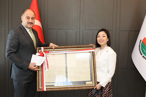 Başkan Gülpınar, Japon Prenses’e 137 yıllık mektubu takdim etti