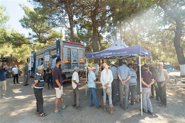 Büyükşehir’den yanan köylere 40 tonluk yem desteği