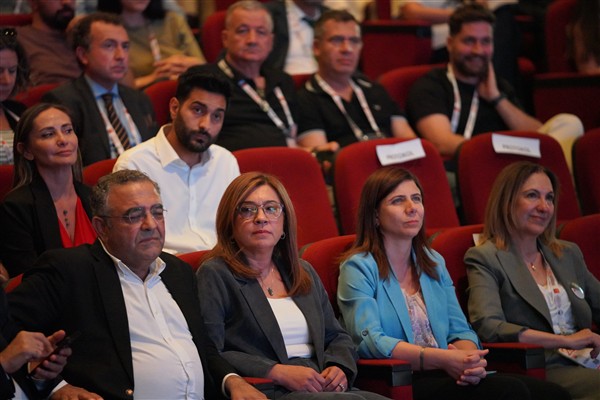 Bucak, Uluslararası Diş Hekimleri Kongresi’ndeki panele katıldı