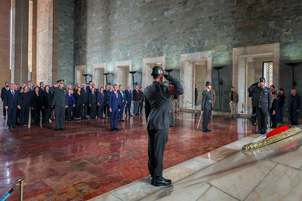 CHP Genel Başkanı Özel, PM, YDK üyeleriyle Anıtkabir’i ziyaret etti