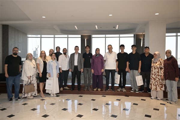 LGS’de dereceye giren öğrencileri, Başkan Vekili Aksoy’u ziyaret etti