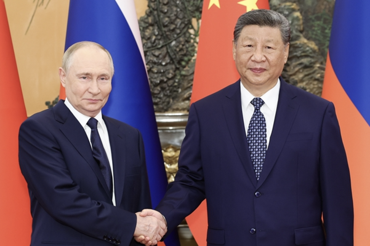Xi, Putin ile bir araya geldi