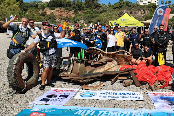 Konyaaltı Sahili’nde Uluslararası Kıyı Temizleme Günü etkinliği