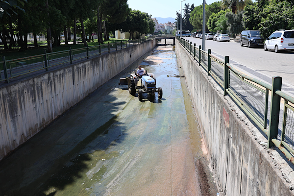 Marmaris’te dere ve mazgal temizliği başlatıldı