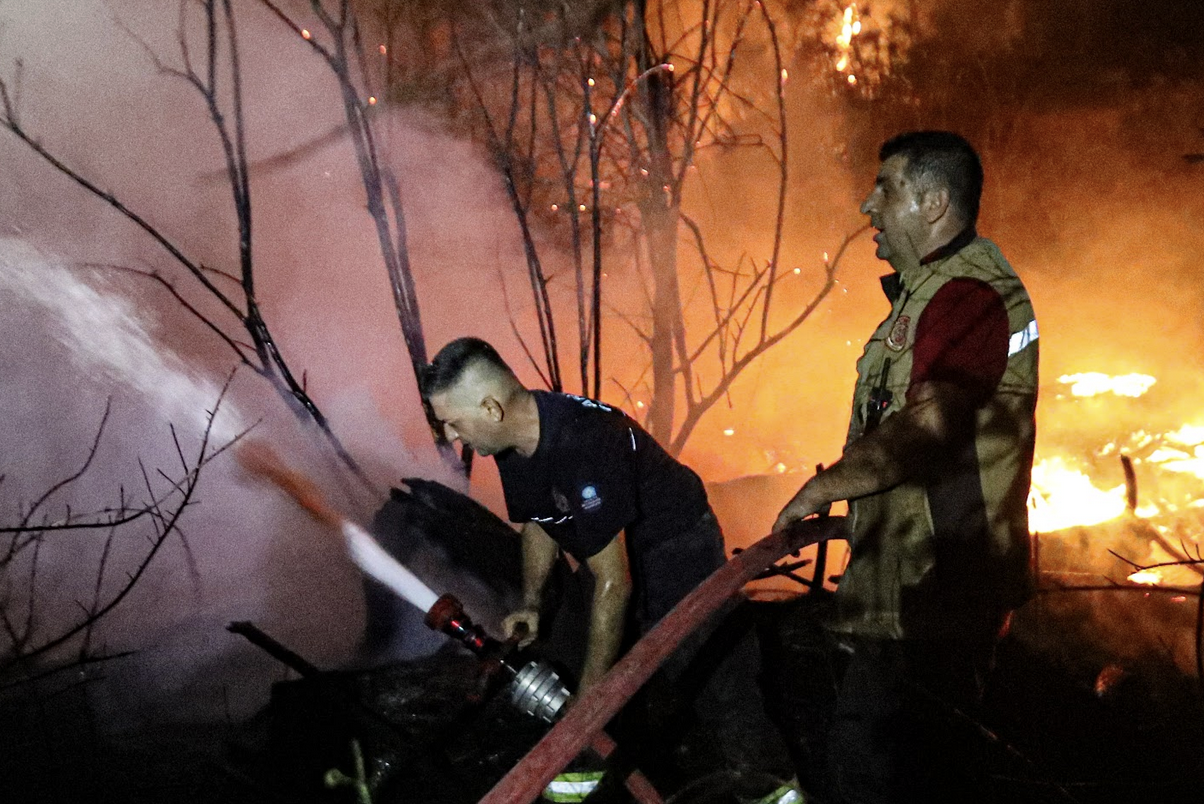 Antalya itfaiyesi yangınlara müdahale etti