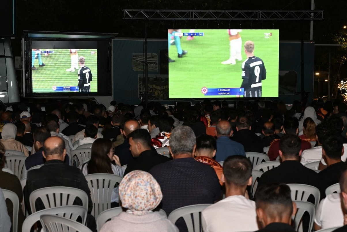 Isparta’da Galatasaray maçı dev ekrandan izlendi