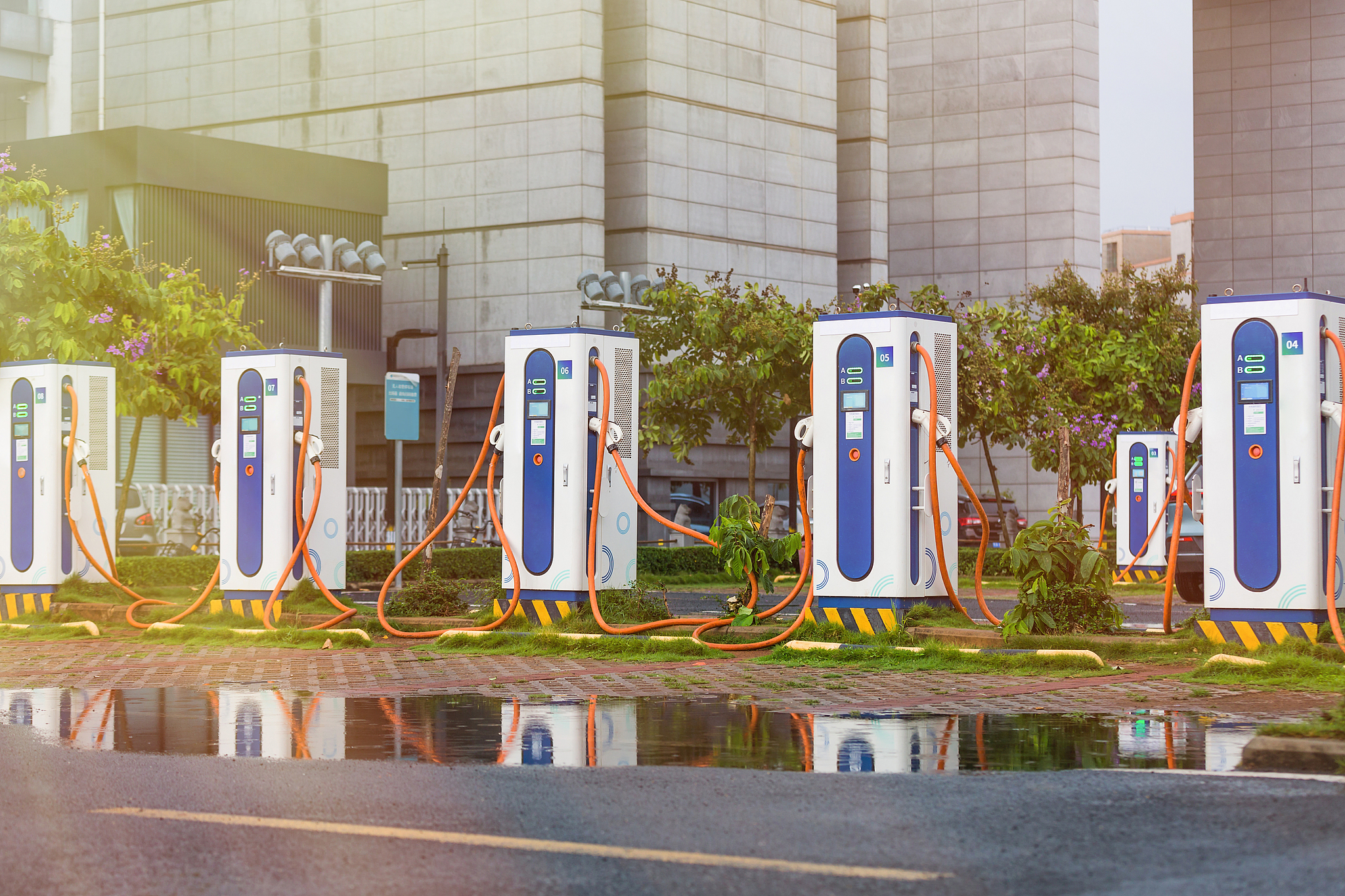 Çin, dünyanın en büyük elektrikli araç şarj şebekesini kurdu