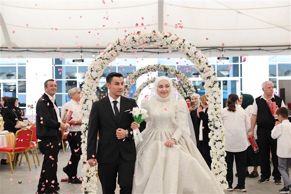 Bağcılar’da 8 çift dünya evine girdi