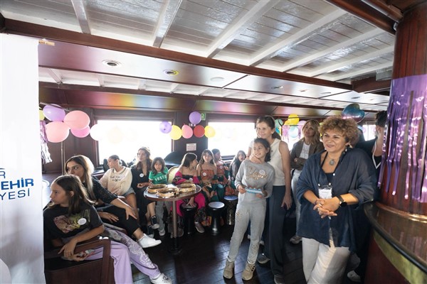 Büyükşehir, Dünya Kız Çocukları Günü’nde çocukları Tarihi Bergama Vapuru’nda ağırladı