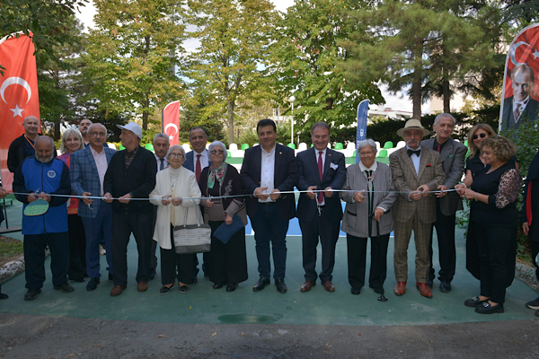 Bursa Huzurevi’ne Türkiye’nin ilk pickleball sahası açıldı