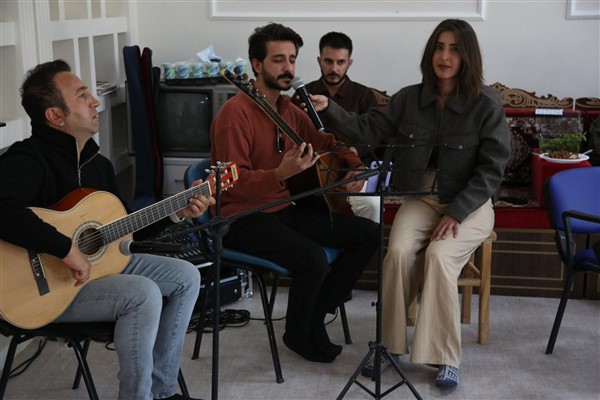 Van Büyükşehir Belediyesi, yaşlı bireylere müzik etkinliği düzenledi