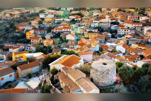 Sardinya, iş kurmak ve çocuk sahibi olmak isteyenlere çok düşük fiyatlarla evler sunuyor