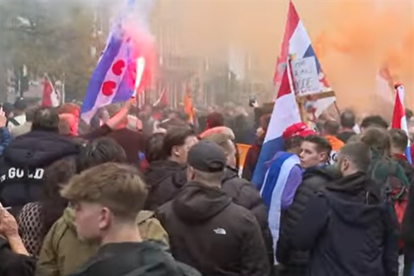 Amsterdam’daki göçmen karşıtı protestonun ardından onlarca kişi tutuklandı