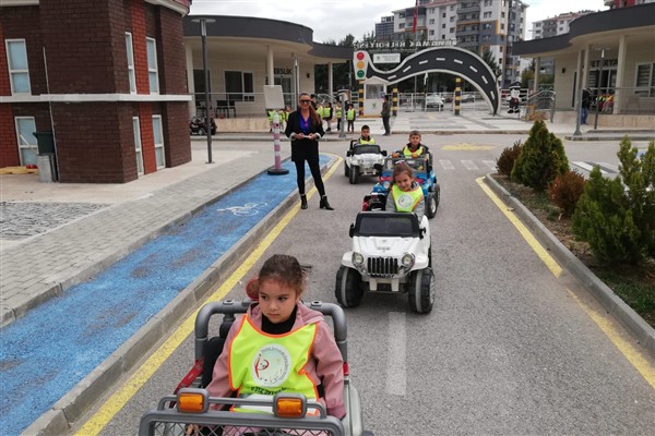 Mamak Belediyesinden çocuklara trafik bilinci eğitimi