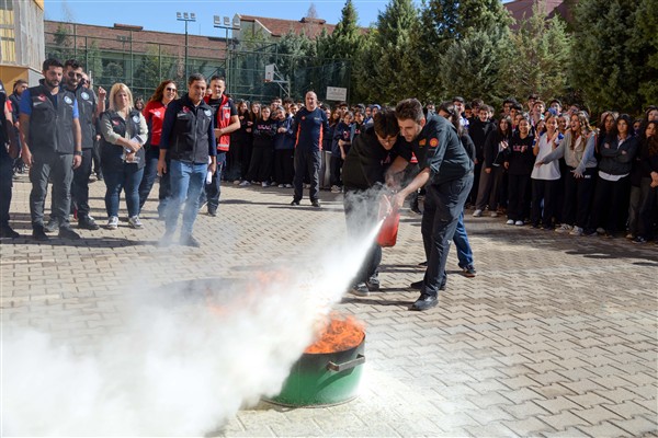 Afet Risklerinin Azaltılması Günü’nde öğrencilere uygulamalı eğitim