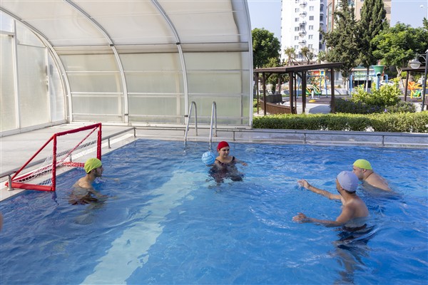 Mersin Büyükşehir’den özel gereksinimli bireylere yüzme eğitimi