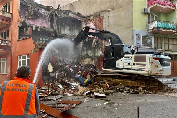 Gemlik’te metruk bina yıkımları devam ediyor