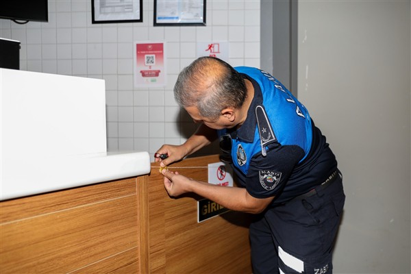 Tarihi geçmiş gıda satan restoran zinciri mühürlendi