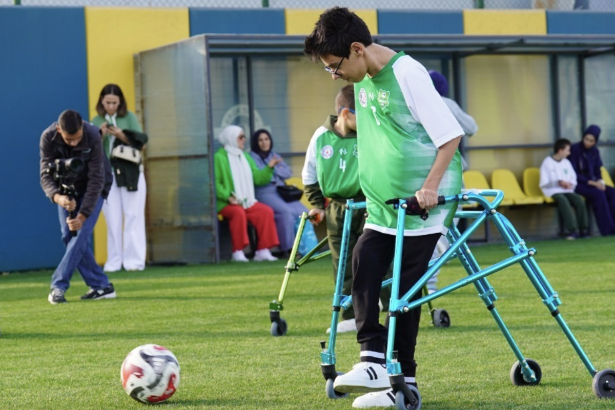 Çocuklar Erokspor futbolcularıyla sahaya çıktı