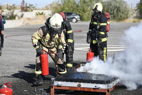 Kayseri Büyükşehir İtfaiyesi’nden lityum iyon batarya yangın tatbikatı