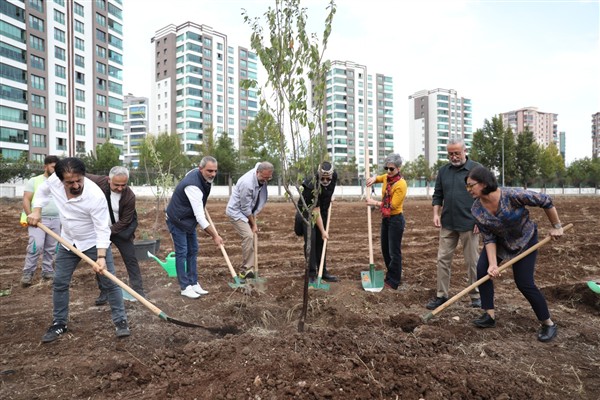 Koma Amed üyeleri, meyve ağaçları dikti