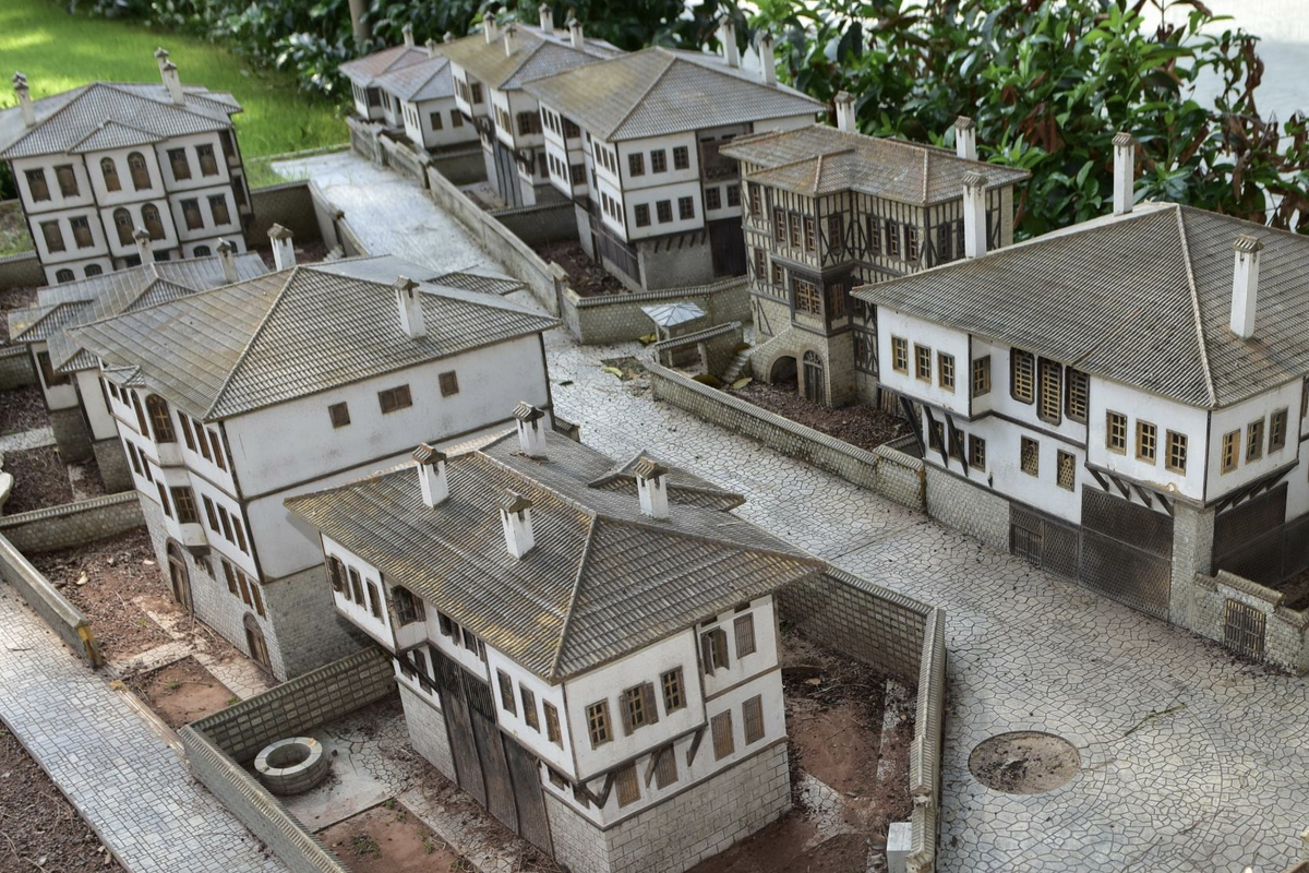 Kepez’de Türkiye’nin 7 bölgesi ve 81 ili minyatürlerle bir arada