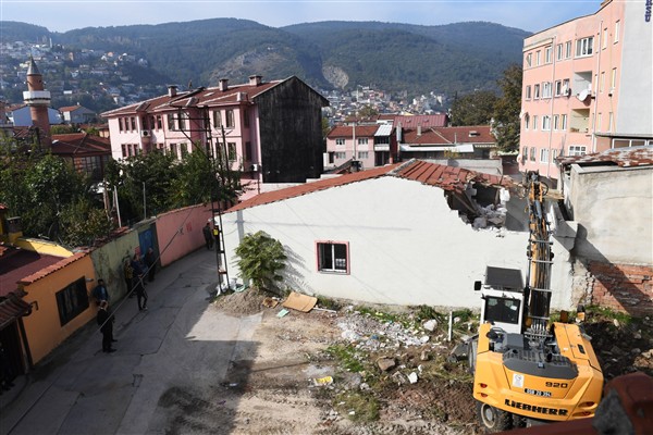 Osmangazi’de arkeolojik sit alanına yapılan yapı yıkıldı