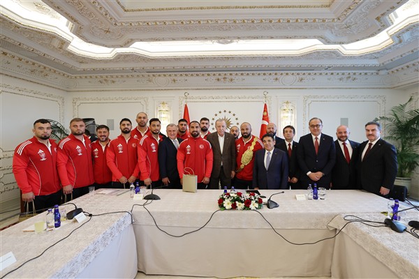 Cumhurbaşkanı Erdoğan, şampiyon güreşçileri kabul etti