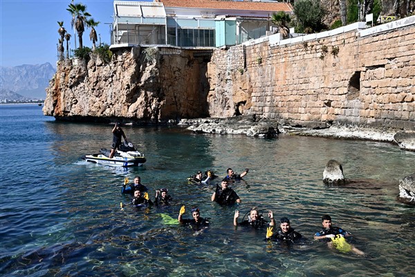 Kaleiçi Yat Limanı’nda deniz dibi temizliği yapıldı