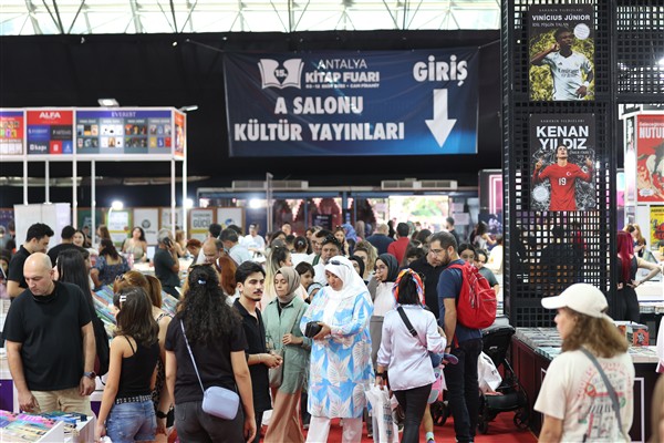 Antalya Kitap Fuarı yazarlarla okurları bir araya getiriyor