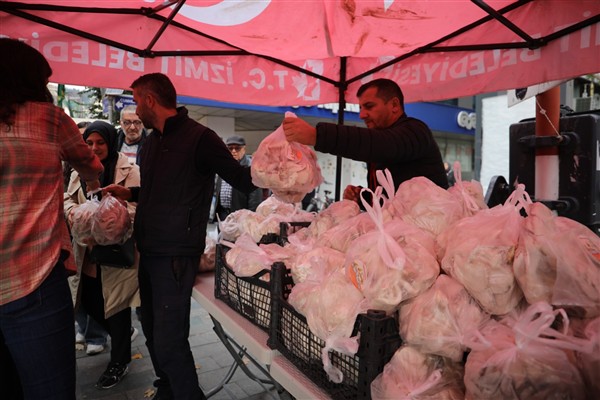 İzmit Belediyesi, ürettiği mantarları vatandaşa dağıttı