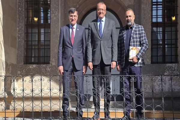 Başkan Kahveci, Prof. Dr. Karasar’ı ziyaret etti