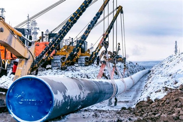 AB, Macaristan Dışişleri Bakanı’nı Moskova enerji konferansına katıldığı için kınadı