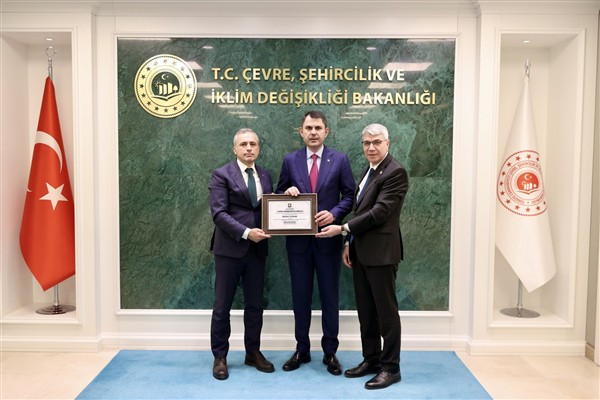 Başkan Çenet’ten Bakan Kurum’a “Fahri Hemşehrilik” beratı