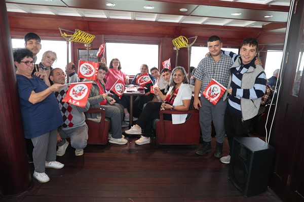 Bergama Vapuru Cumhuriyet Bayramı için demir aldı