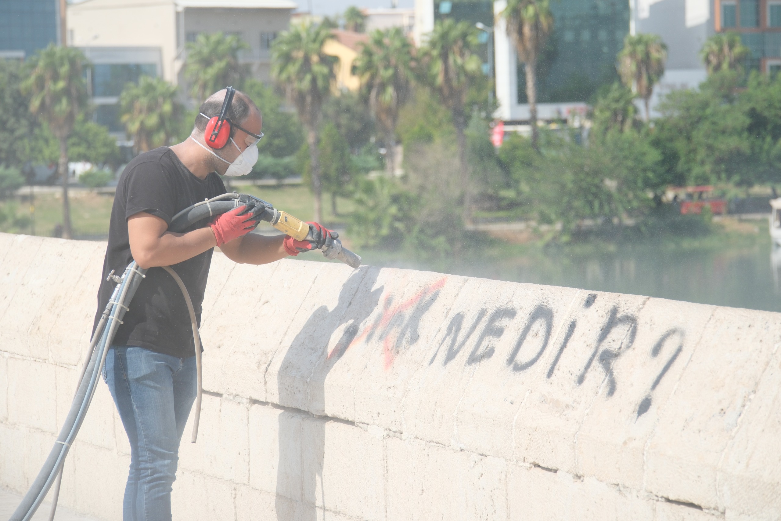 Adana Taşkörü’de sprey boya temizliği yapıldı