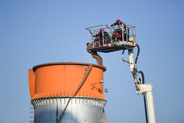 Bornova’da fabrika bacasında mahsur kalan işçiler kurtarıldı