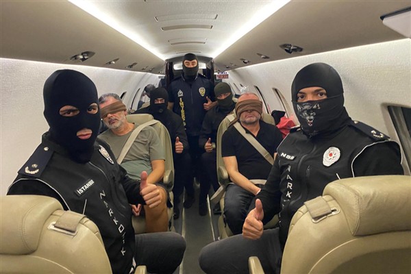 Uluslararası seviyede aranan 2 şahıs Türkiye’ye getirildi