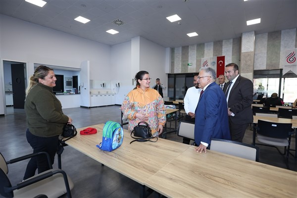 Başkan Büyükkılıç, Engelsiz Yaşam Merkezi’ni ziyaret etti