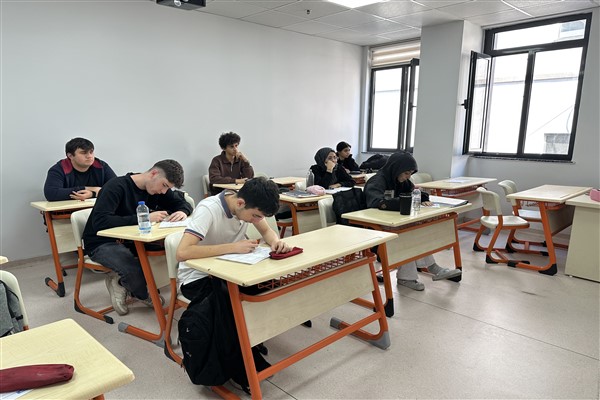 Üniversiteye hazırlık kursları Çayırova Gençlik Merkezi’nde başladı