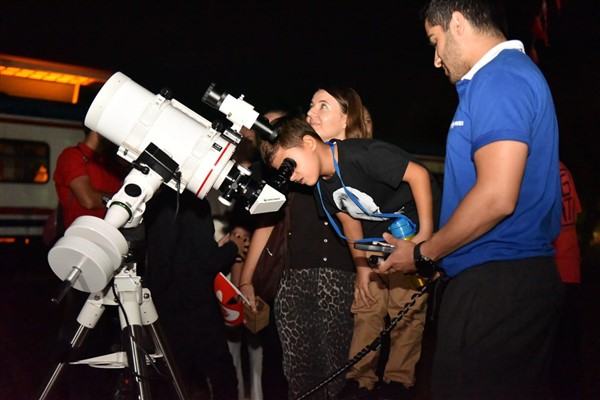Kepez Belediyesi, “Cumhuriyet ve Bilimle Gece Gözlemi” etkinliği düzenledi