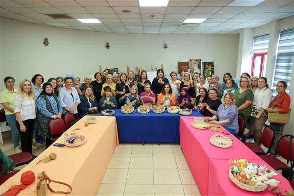 Kadınların ördüğü gözlük kılıfları satışa sunuldu