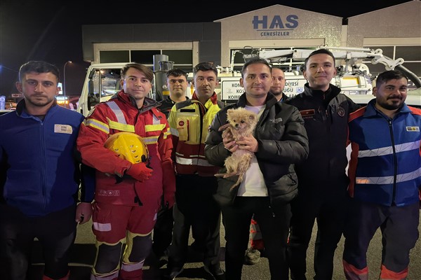 Büyükşehir ekipleri, kanalizasyon borusunda mahsur kalan köpeği kurtardı