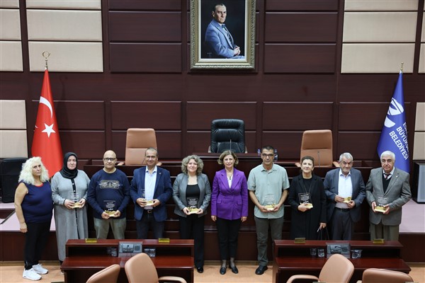Başkan Ünlüce, emekli olan personele teşekkür plaketi verdi