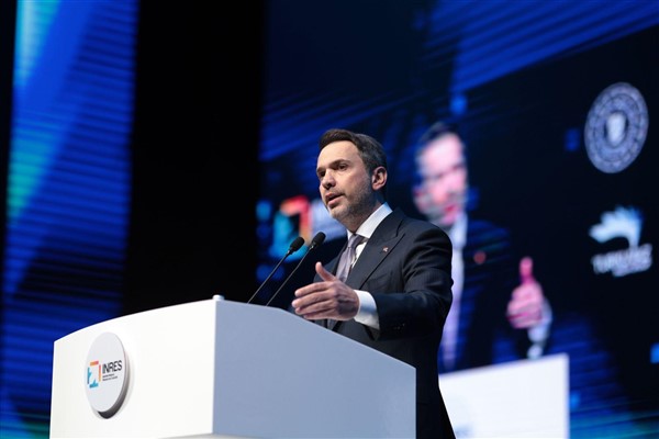 Bakan Bayraktar, Enerji Verimliliği Forumu fuar alanını gezdi