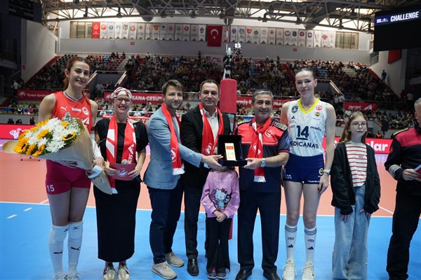 Aras Spor Kulübü Kadın Voleybol Takımı’ndan İzmir İtfaiyesi’ne teşekkür