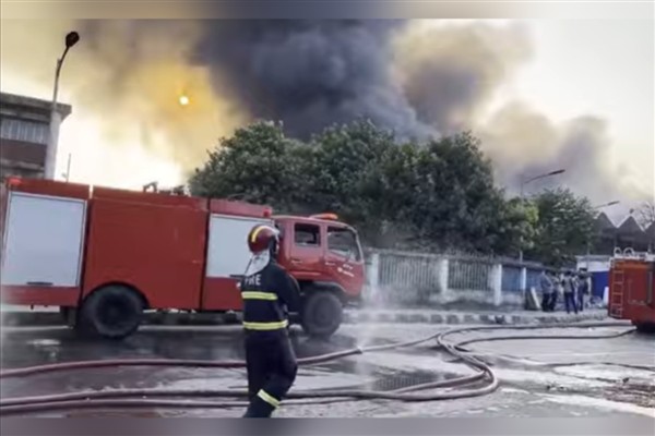 Dakka havalimanı terminalindeki dün çıkan yangında tüm kalkış ve inişler durduruldu